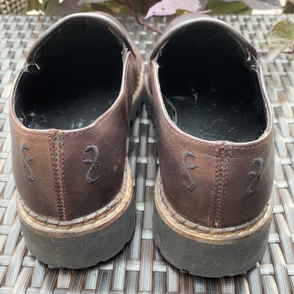 Embroidered leather shoe.  Comfortable footbed. - Picture 4 of 5